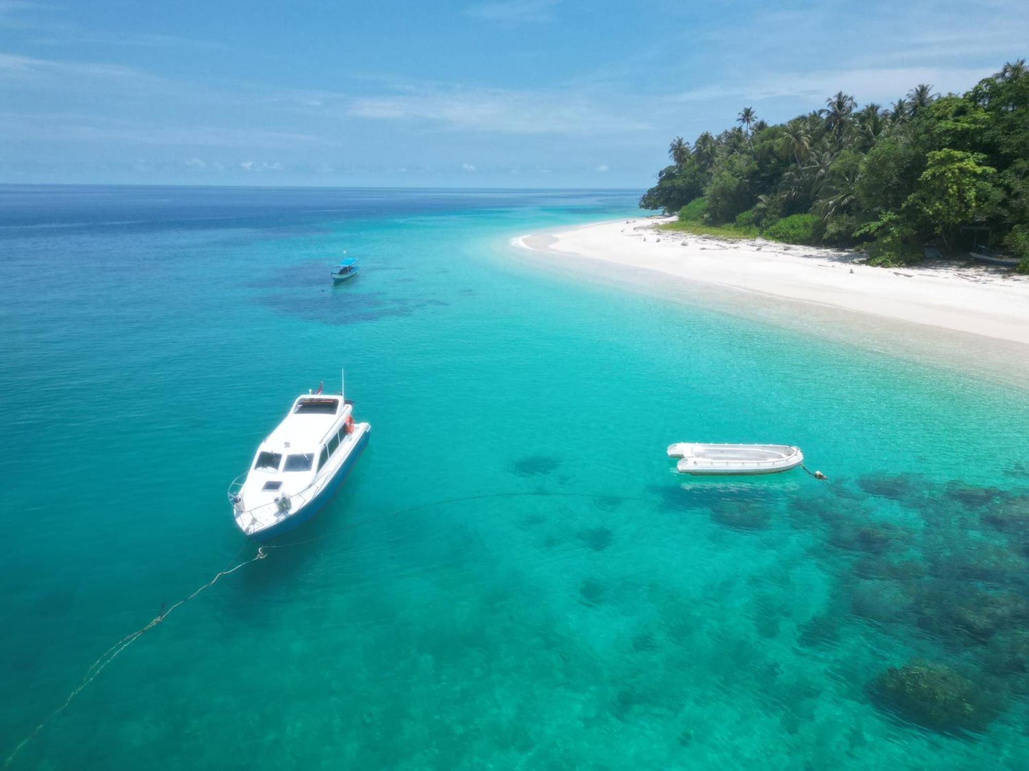 Pinang Island - Private Island Sea View Bungalows Singkil  Kültér fotó