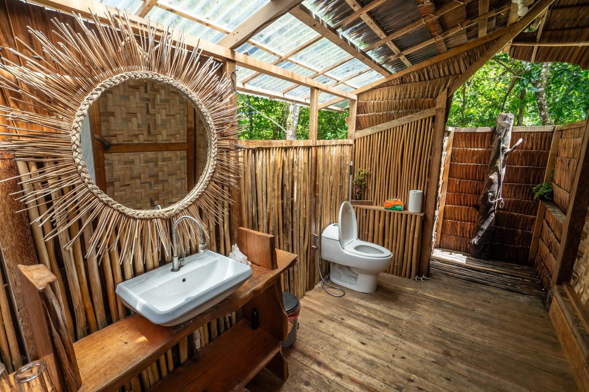 Pinang Island - Private Island Sea View Bungalows Singkil  Kültér fotó